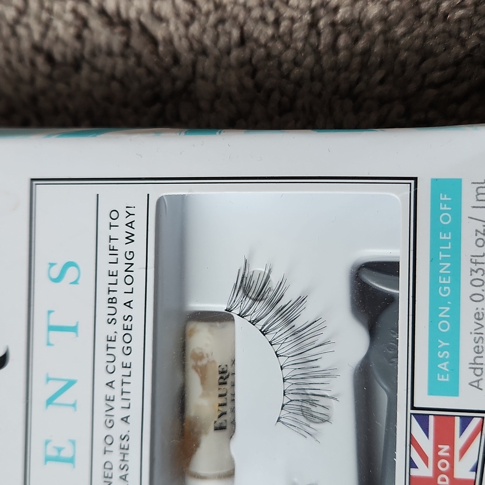 Eylure Accents No 003 3/4 Length Lashes - Picture 3 of 5